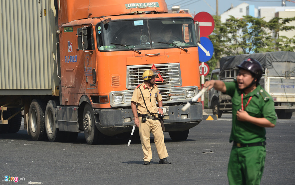 Xe cộ đặc kín trên xa lộ Hà Nội ngày cuối năm